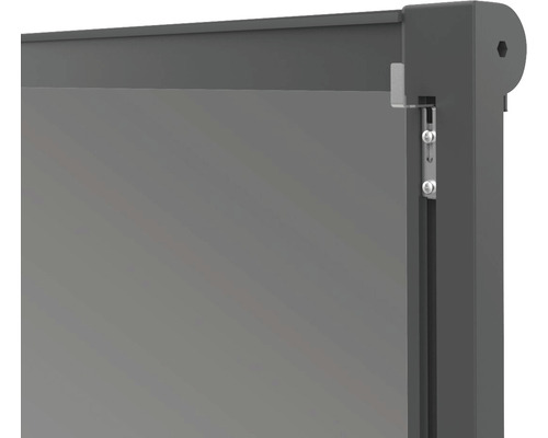 Vue détaillée d''un volet roulant avec des rails de guidage