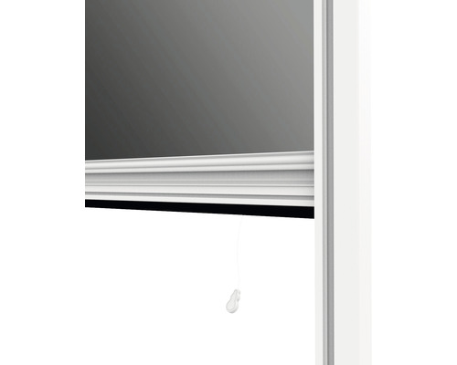 Vue détaillée d''un store enrouleur avec chaînette de commande pour la décoration de fenêtre