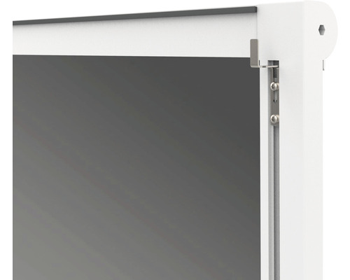 Vue détaillée d''un volet roulant avec rail de guidage latéral et support