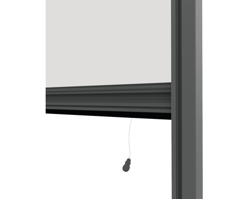 Vue détaillée d''un store enrouleur avec chaînette de commande et cadre