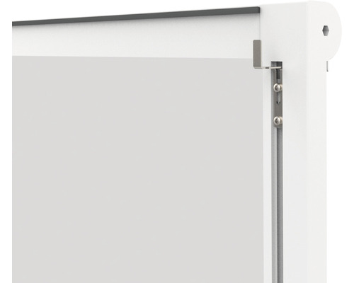 Vue détaillée d''un store blanc avec des éléments en métal