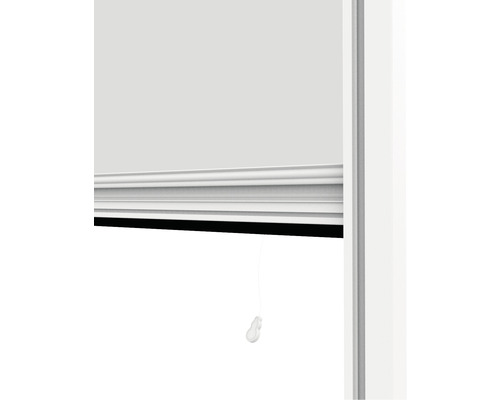 Vue détaillée d''un store enrouleur avec cordon de commande