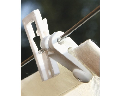 Pince à linge en plastique fixée sur une corde à linge avec du tissu