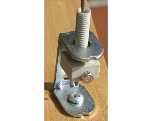 Gros plan d''un support de câble métallique avec vis et élément de ressort pour la fixation.