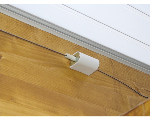 Fil avec fixation sur un mur en bois