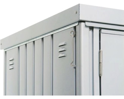 Detailansicht eines Geräteschranks aus Metall mit Türriegel und Lüftungsschlitzen