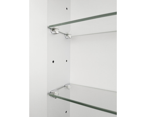 Innenansicht eines Schranks mit Glasböden