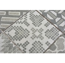 Gros plan de carreaux de sol avec des motifs géométriques
