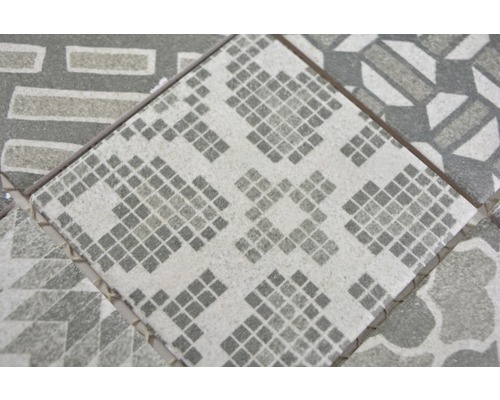 Gros plan de carreaux de sol avec des motifs géométriques