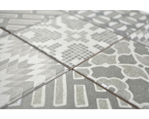 Gros plan de différents carreaux à motifs gris