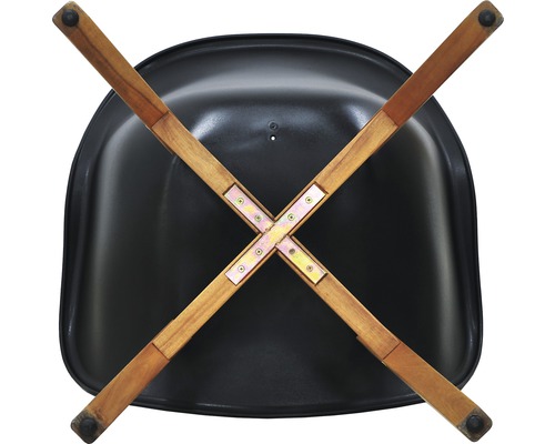 Vue détaillée du dessous d''une chaise avec des pieds en bois et une assise