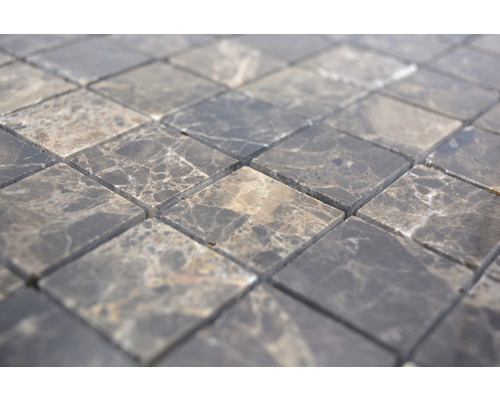 Gros plan de carreaux de mosaïque carrés en pierre naturelle