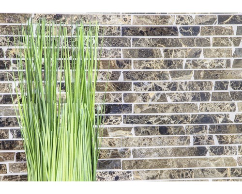 Dekorative Halme vor einer Wand mit Steinoptik