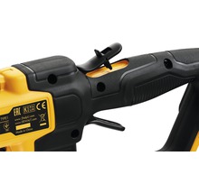Gros plan sur les commandes d''une scie alternative DeWalt