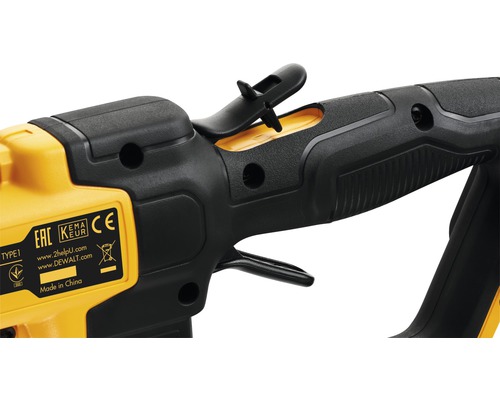 Gros plan sur les commandes d''une scie alternative DeWalt
