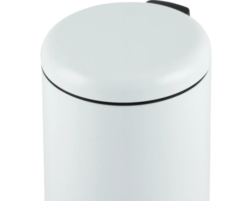 Detailansicht eines runden, weißen Treteimer-Deckels