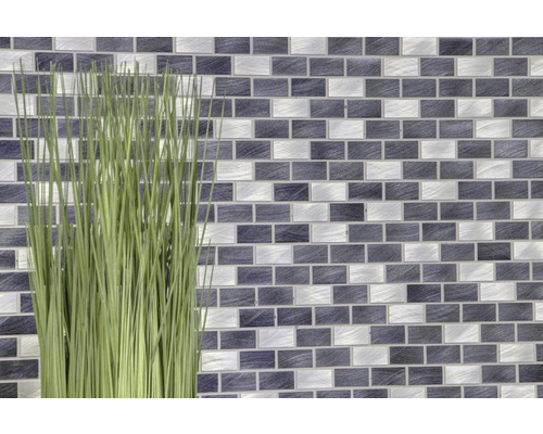 Mosaikfliesenwand mit Grasdekoration