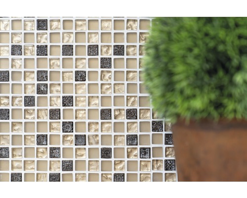 Mur de carreaux de mosaïque avec carreaux carrés et plante en pot