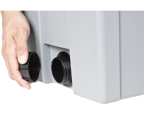 Detailansicht eines Wasserbehälters mit Anschlussstutzen und passender Verschlusskappe