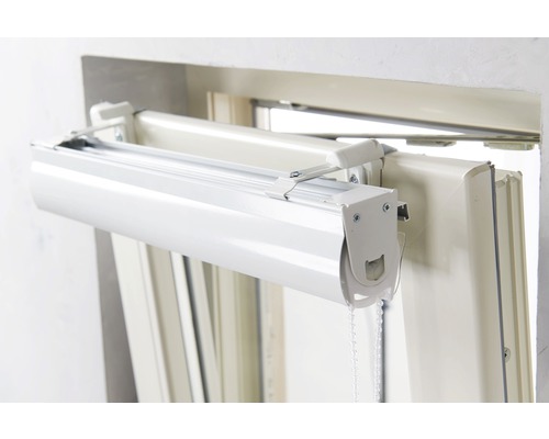 Fensterrollos mit Kettenzug im Fensterrahmen
