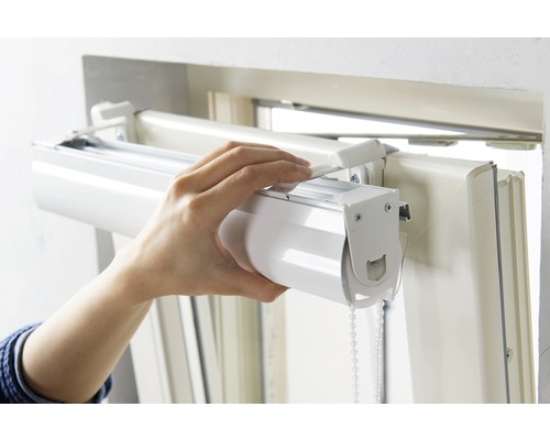 Montage eines Rollos am Fenster