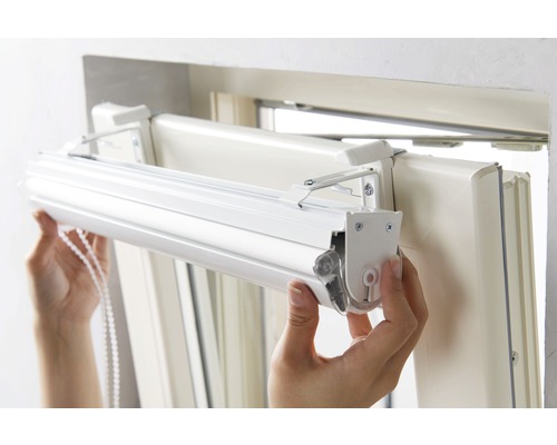 Installation eines Rollos am Fenster
