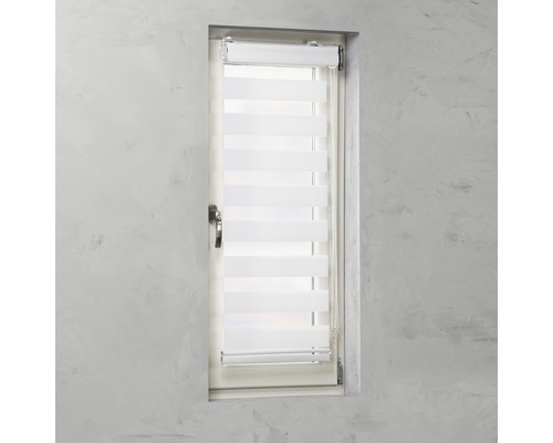 Fenster mit halb geöffnetem, transparentem Doppelrollo zur Fensterdekoration