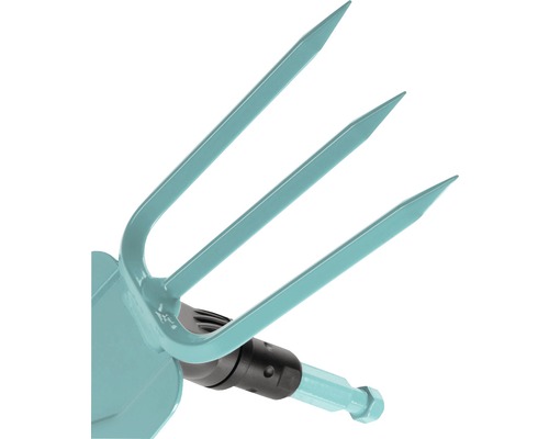 Gros plan sur une griffe de jardin à trois dents