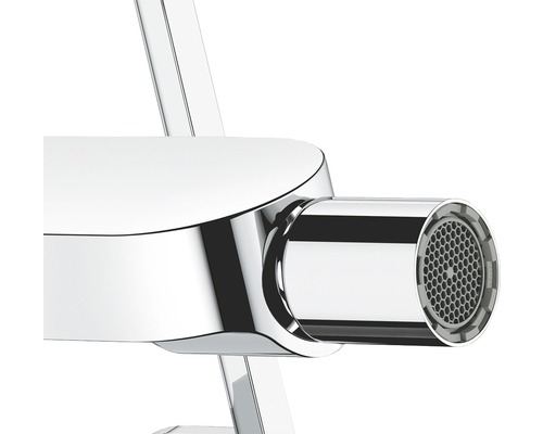 Gros plan d''un bec de robinet chromé avec aérateur