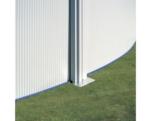 Vue détaillée d''une piscine hors sol dans le jardin avec support en métal et gazon