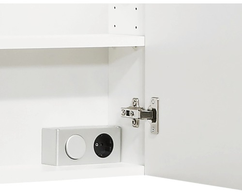 Innenansicht eines weißen Badezimmerschranks mit Steckdose und Lichtschalter