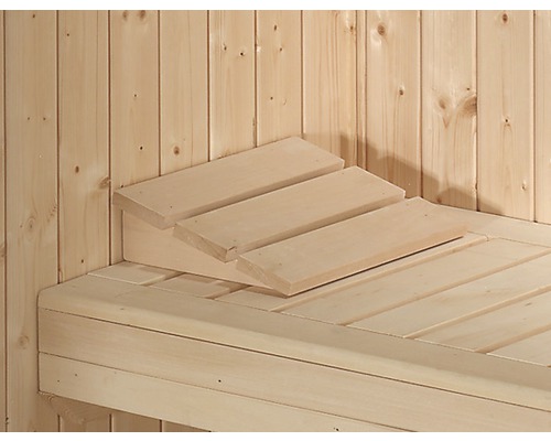 Sauna avec bancs en bois et escalier.