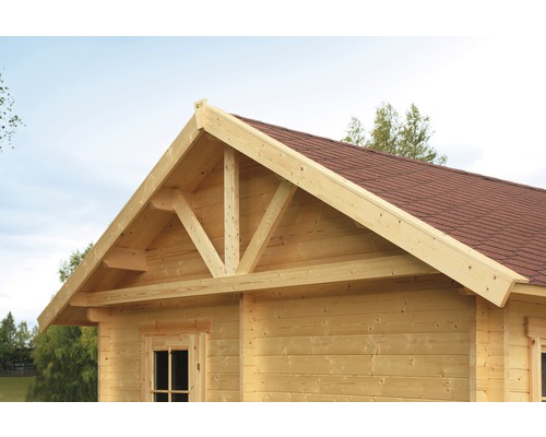 Vue détaillée d''une maison en bois avec toit à pignon et construction en bois