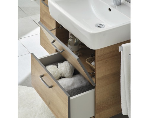 Meuble sous-lavabo avec tiroirs et serviettes dans la salle de bain