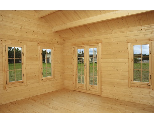 Vue intérieure d''une maison de jardin en bois avec fenêtres et double porte