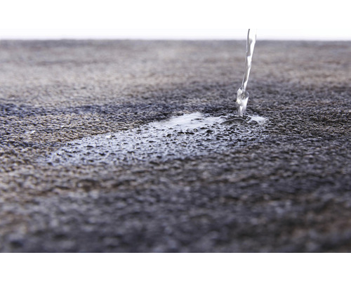 L''eau perle sur une surface hydrofuge