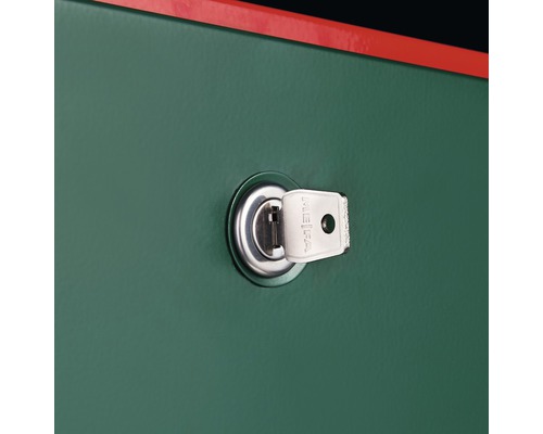 Schloss mit Schlüssel an einem Briefkasten