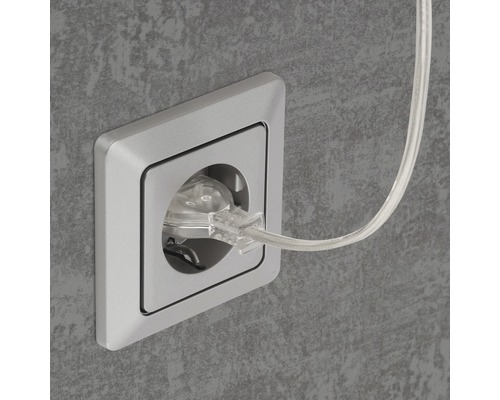 Steckdose mit Stecker in der Wand