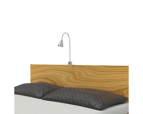 Bett mit Holzkopfteil und Leselampe