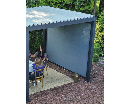 Pergola mit Lamellendach und Seitenteil mit sitzenden Personen im Garten