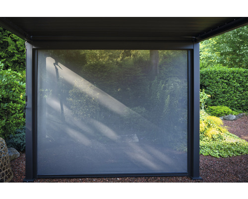 Gazebo mit Sichtschutzrollo im Garten