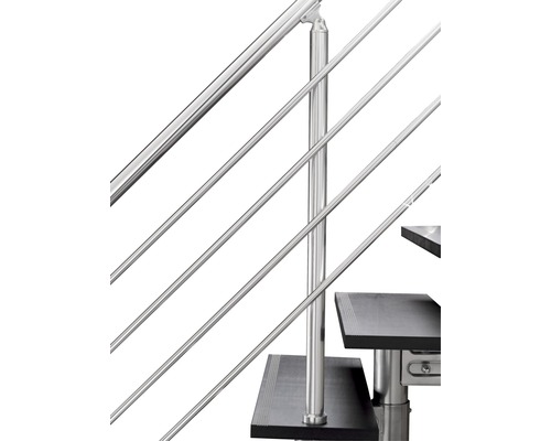 Détail d''un escalier avec rampe métallique et marches foncées