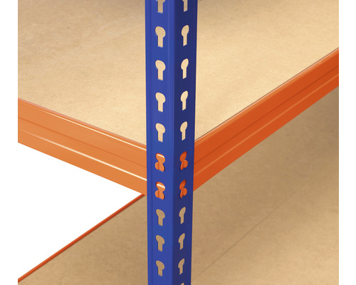 Gros plan d''un système d''étagères bleues avec des planches en bois