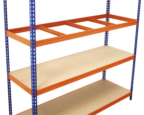 Vue détaillée d''un rayonnage de stockage avec cadre en métal et étagères en bois.