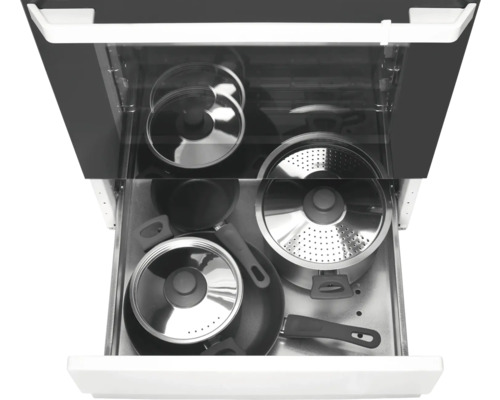 Offene Schublade mit Kochgeschirr