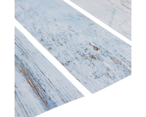 Plusieurs panneaux avec une structure en bois