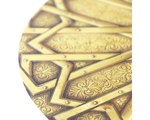 Gros plan d''un objet à motifs orientaux