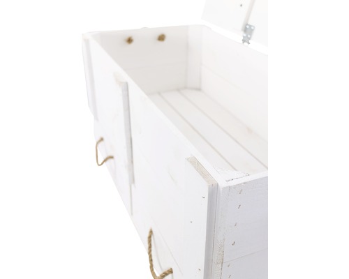 Geöffnete weiße Holztruhe mit Seilgriffen zur Aufbewahrung