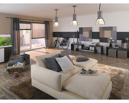 Wohnzimmer mit Sofa, Fenster, Rollos, Vorhängen und Beleuchtung