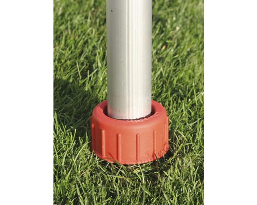 Gros plan d''une barre avec un couvercle rouge sur une pelouse